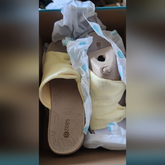 BZEE'S Smile More Bow Sandal (Butter) - Picture 11 of 12